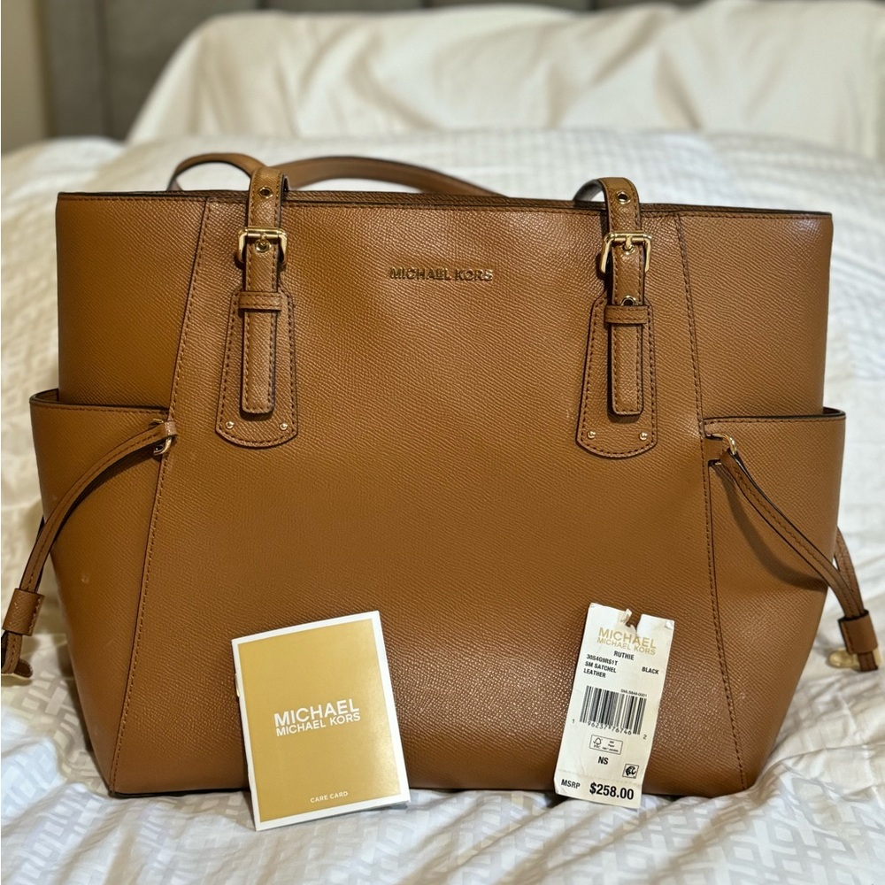 Brand new leather Michael Kors Jet Set East West Top zip